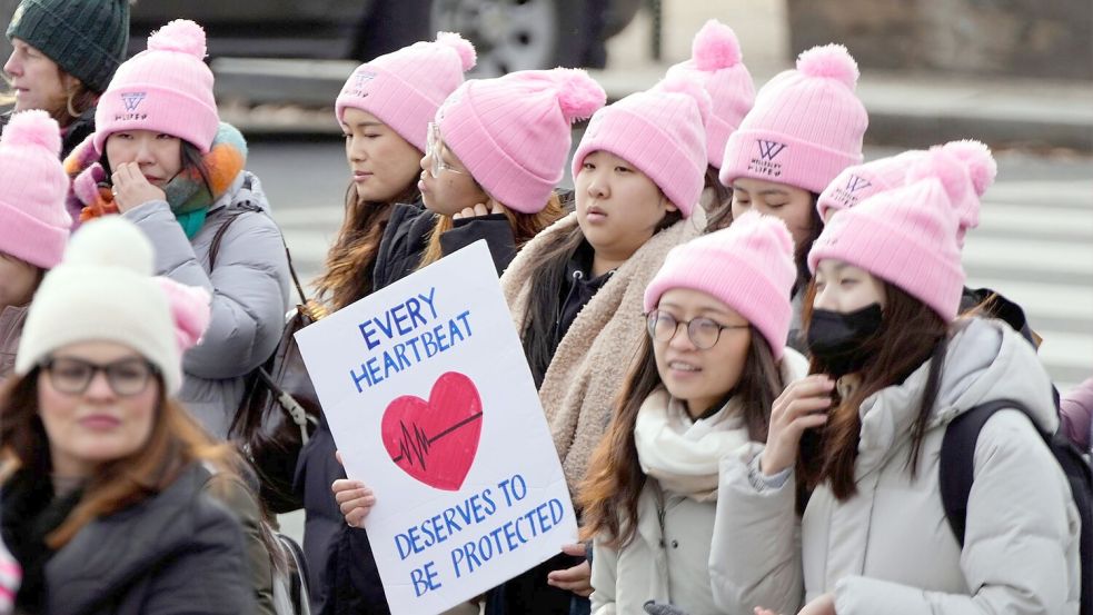 Viele junge Menschen sind nach Washington gekommen. Foto: Ben Curtis/AP/dpa