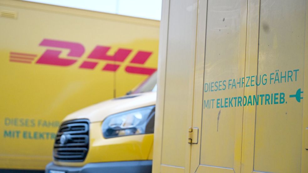 Elektro-Transporter von DHL stehen auf dem Gelände einer Düsseldorfer Zustellbasis. Von 120 Transportern sind dort 49 Stromer, auch dort soll der Elektro-Anteil künftig steigen. Foto: Wolf von Dewitz/dpa