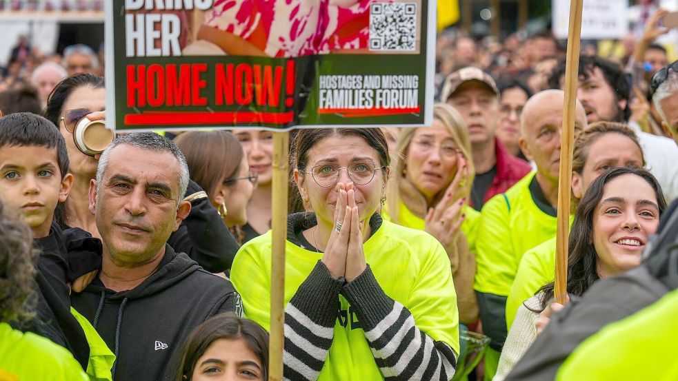 In Israel sehen Menschen die Freilassung der Geiseln. Foto: Ariel Schalit/AP/dpa