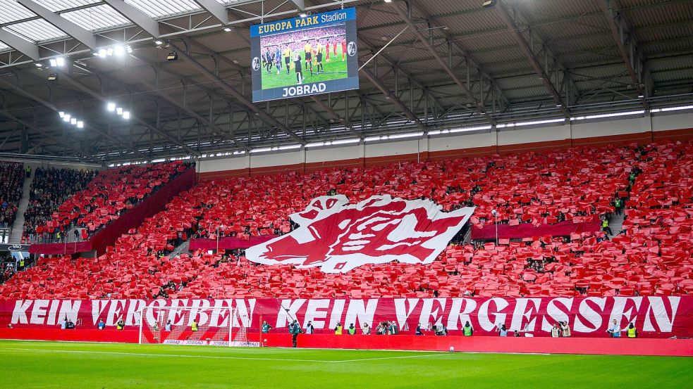 Die SC-Fans erinnern an die Schrecken der Nazi-Herrschaft. Foto: Tom Weller/dpa