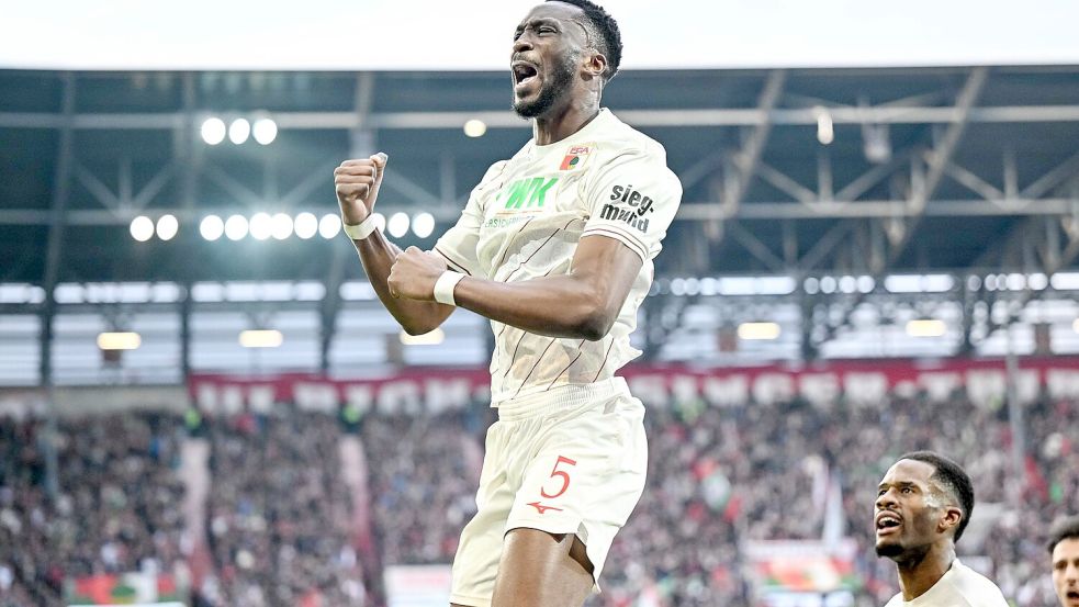 Chrislain Matsima beschert dem FC Augsburg das 1:0. Foto: Harry Langer/dpa