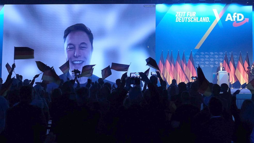 Tesla-Chef Elon Musk lässt sich beim AfD-Wahlkampfauftakt feiern. Foto: Sebastian Willnow/dpa