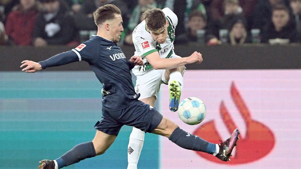 Umkämpfte Partie im Borussia-Park. Foto: Federico Gambarini/dpa