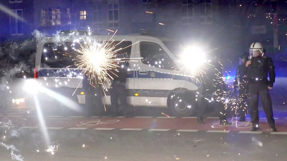 Angriffe auf Rettungssanitäter sowie auf Einsatzkräfte von Polizei und Feuerwehr haben die Politik auf den Plan gerufen. (Archivbild) Foto: Julius-Christian Schreiner/TNN/dpa