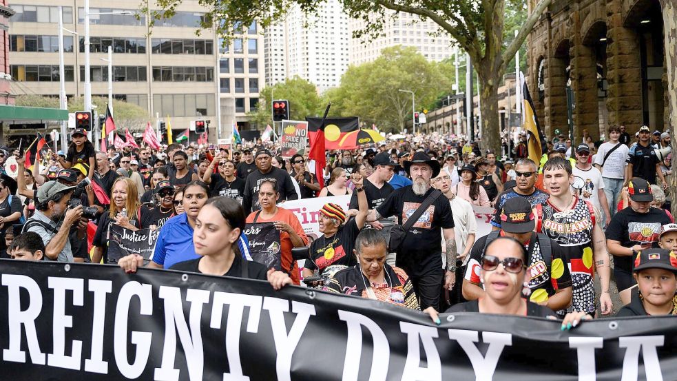 Zehntausende Menschen haben in Australien gegen den umstrittenen Nationalfeiertag „Australia Day“ protestiert. Foto: Steven Markham/AAP/dpa