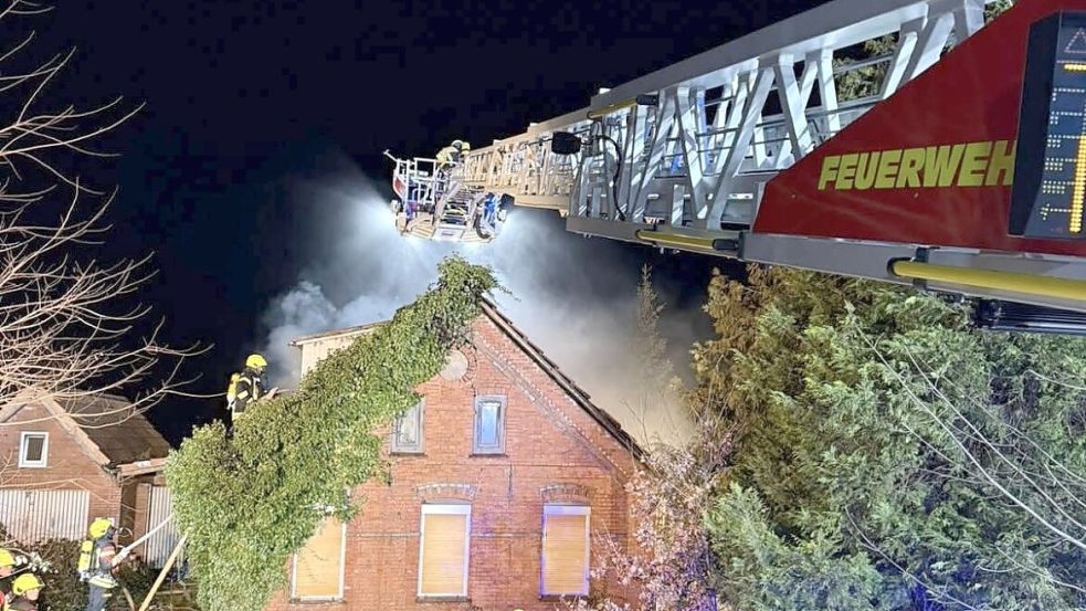 Die Ermittlungen der Polizei laufen. Foto: Feuerwehr Leer