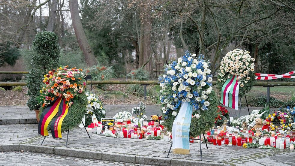 Kränze für die Opfer der Messerattacke. Foto: Daniel Vogl/dpa