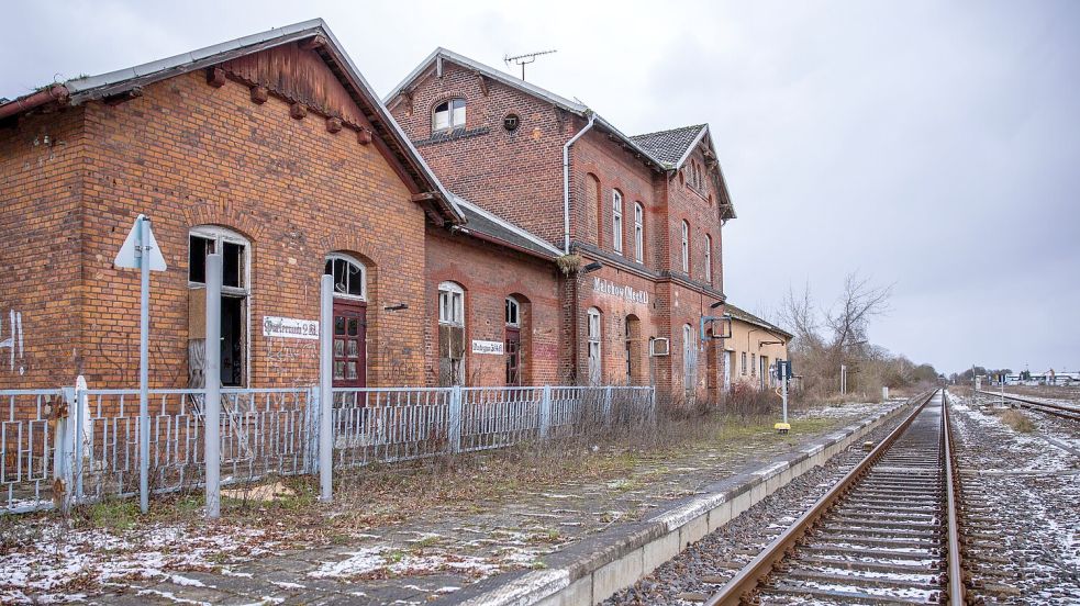 Der im Privatbesitz befindliche Bahnhof Malchow in Mecklenburg-Vorpommern ist seit Jahren geschlossen und verfällt. (Archivbild) Foto: Jens Büttner/dpa