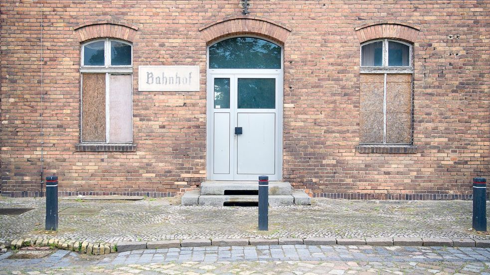 Ein verkauftes und runtergekommenes Bahnhofsgebäude auf der Strecke Dresden-Berlin. (Archivbild) Foto: Soeren Stache/dpa-Zentralbild/dpa