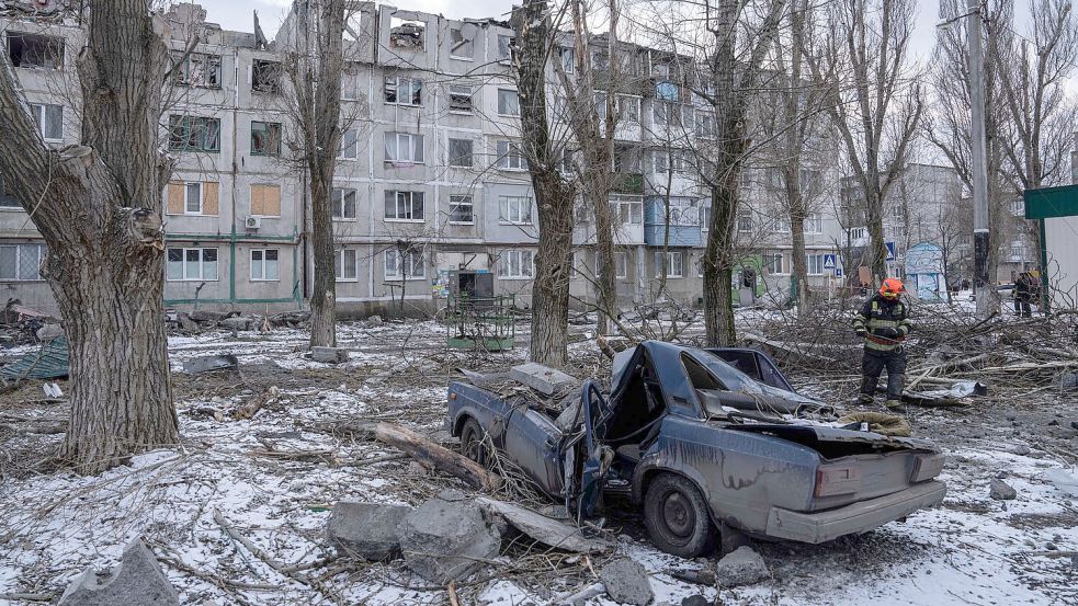 Russische Truppen greifen Pokrowsk weiter an. (Archivbild) Foto: Evgeniy Maloletka/AP/dpa