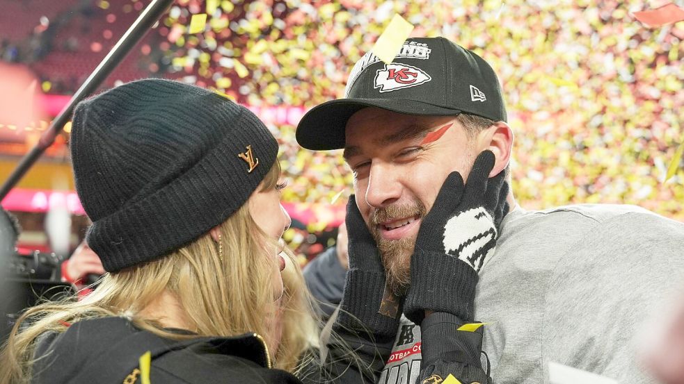 Travis Kelce spielte eine unauffällige Partie, war beim Feiern mit Freundin Taylor Swift aber vorne dabei. Foto: Charlie Riedel/AP/dpa