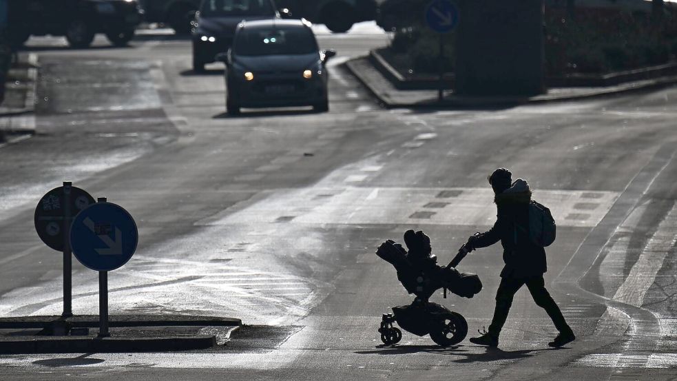 Es braucht mehr Zebrastreifen oder Verkehrsinseln - und das an den richtigen Orten, fordert etwa Unfallforscher Siegfried Brockmann. (Archivbild) Foto: Sebastian Christoph Gollnow/dpa