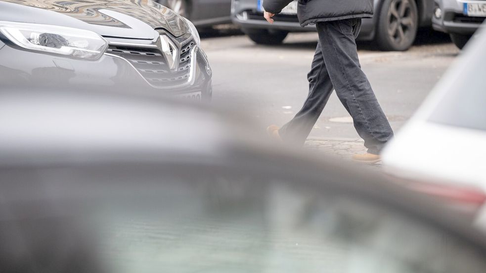 Fachleute warnen, dass Fußgänger wegen falsch geparkter Autos oft erst spät gesehen werden. (Archivbild) Foto: Sebastian Christoph Gollnow/dpa