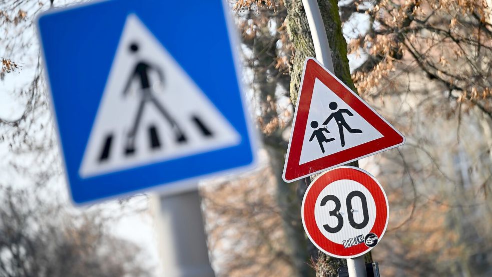 Die Gewerkschaft der Polizei fordert eine Regelgeschwindigkeit von 30 km/h innerorts. (Archivbild) Foto: Sebastian Christoph Gollnow/dpa