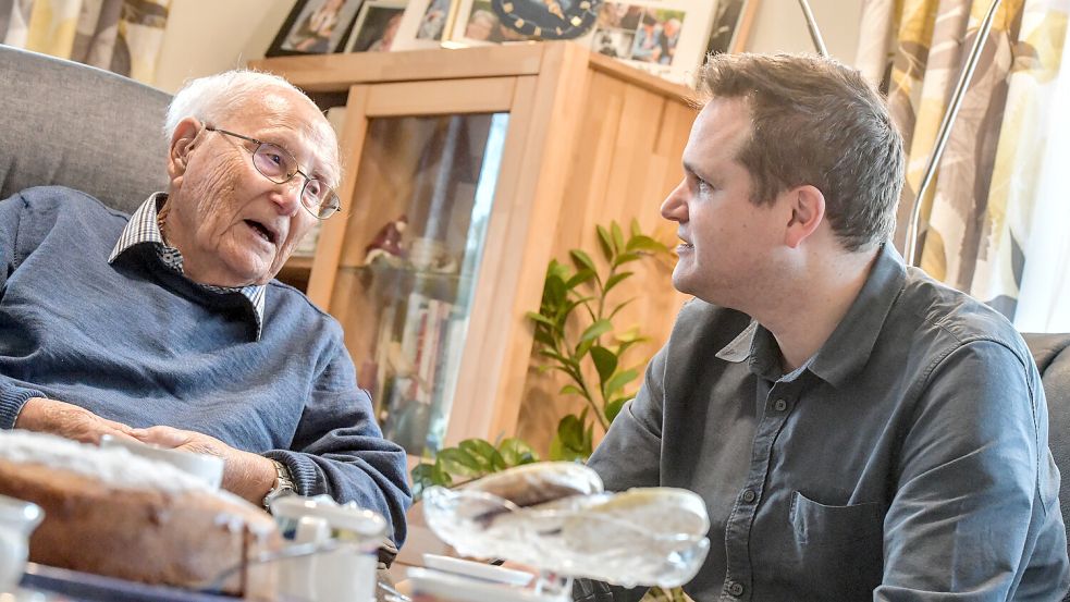 Albrecht Weinberg (von links), Nicolas Büchse und Gerda Dänekas (nicht im Bild) gestalten die Lesung im Zollhaus. Foto: Ortgies/Archiv