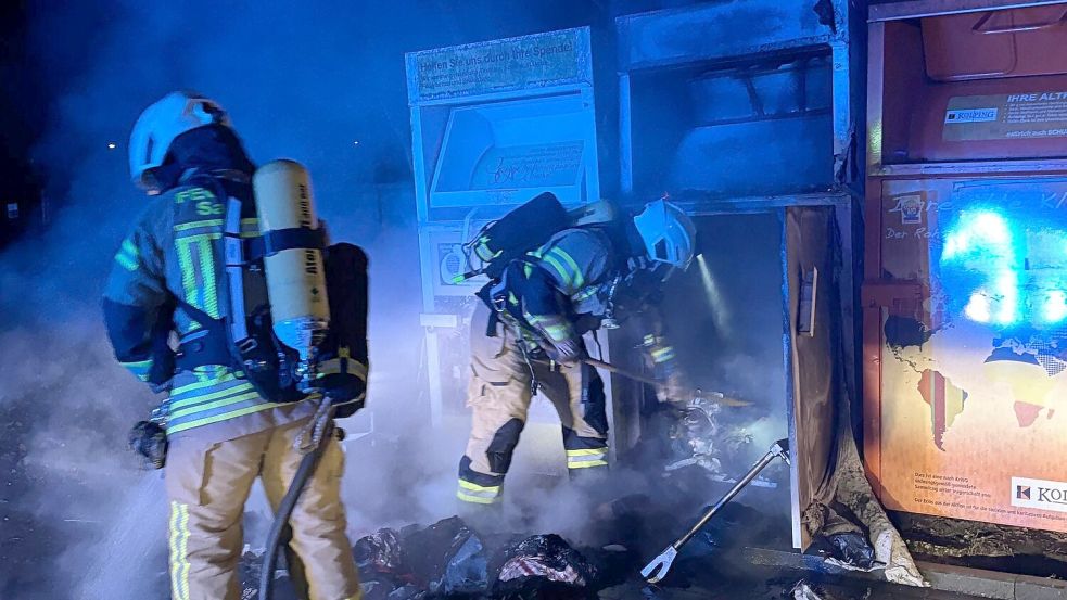 Die Feuerwehr öffnete den Container und löschte den Brand. Foto: Giehl/Feuerwehr Saterland