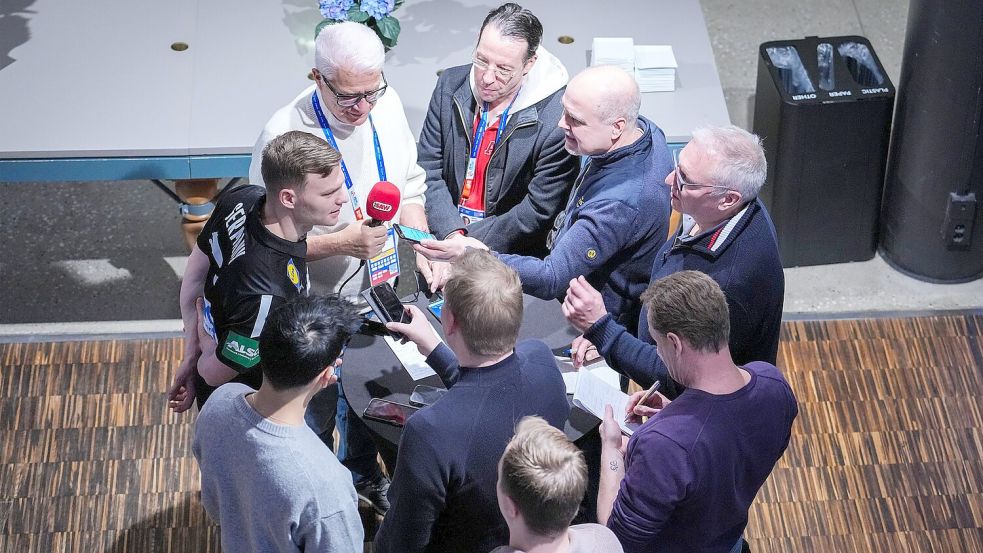 Timo Kastening freut sich auf die Rückkehr von Juri Knorr zum WM-Viertelfinale der deutschen Handballer gegen Portugal. Foto: Soeren Stache/dpa