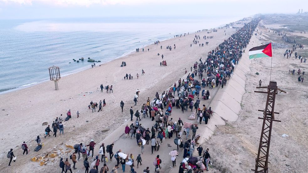 Palästinenser haben sich nach ihrer Rückkehr in den Norden überglücklich gezeigt, endlich wieder zu Hause zu sein. Foto: Mohammad Abu Samra/AP/dpa