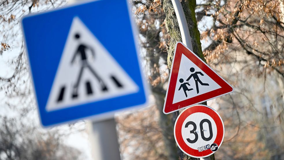 Seit Jahren bewegen sich die Zahlen Von Fußgängern, die in einen Unfall verwickelt sind, auf hohem Niveau. Tempo 30 könnte für mehr Sicherheit sorgen. Foto: Gollnow/DPA