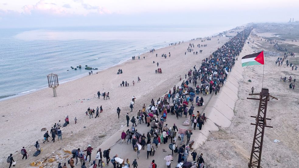 Nach Angaben der islamistischen Hamas kehrten am ersten Tag, an dem Israel den Netzarim-Korridor öffnete, bereits rund 300.000 Menschen in ihre Wohngebiete im Norden des Gazastreifens zurück. Foto: Mohammad Abu Samra/AP/dpa