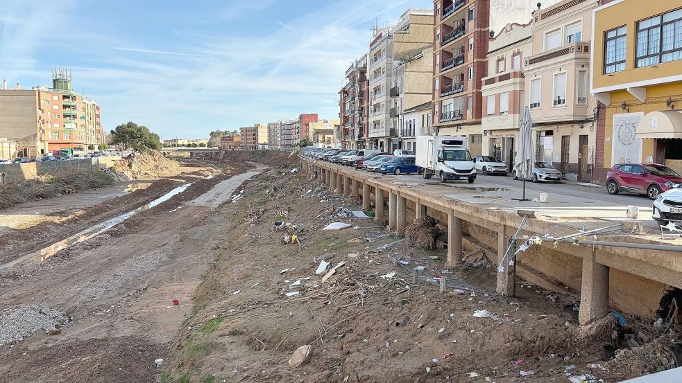 Die Uferstraßen und angrenzende Straßenzüge zeugen von dem Ausmaß der Überschwemmungen. Foto: Angelika Engler/dpa