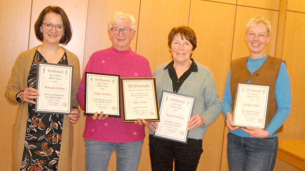 Die geehrten Sängerinnen des Frauenchores Ramsloh (von rechts) Gudrun Ahlers, Maria Hündling, Helga Mödden, Manuela Focken (es fehlt Wilma Brake). Foto: Frauenchor Ramsloh