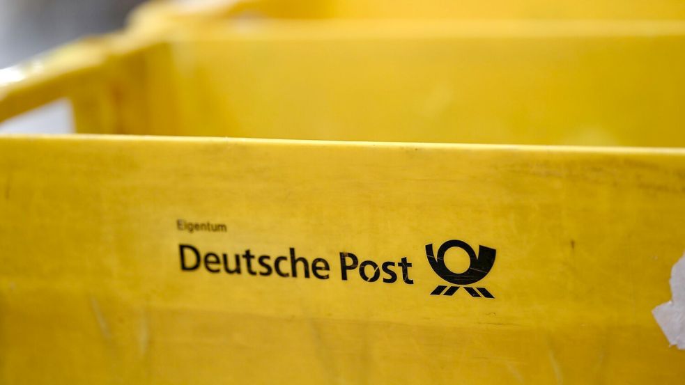 Plastikboxen der Deutschen Post stehen in einer Zustellbasis herum - auch dort könnte der Warnstreik Auswirkungen haben. Foto: Wolf von Dewitz/dpa