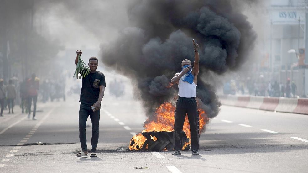 Demonstranten haben mehrere Botschaften angegriffen. Foto: Samy Ntumba Shambuyi/AP/dpa