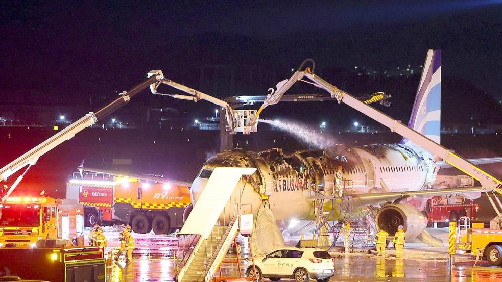 Die Flammen richteten schwere Schäden an dem Flugzeug an. Foto: Son Hyung-joo/Yonhap/AP/dpa