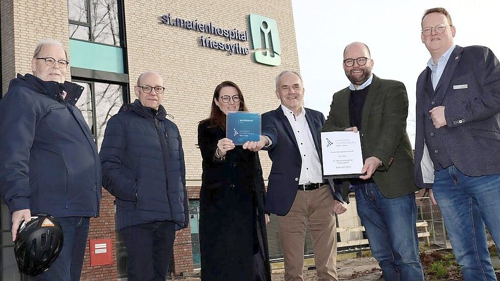 Über den Förderbescheid des Landes freuen sich (von links) Georg Litmathe, Karl-Heinrich Schonebeck, Yvonne Westerheide, und Bernd Wessels bei der Übergabe durch den Landrat des Landkreises Cloppenburg, Johann Wimberg, und Dirk Gehrmann. Foto: Rühl/Landkreis Cloppenburg