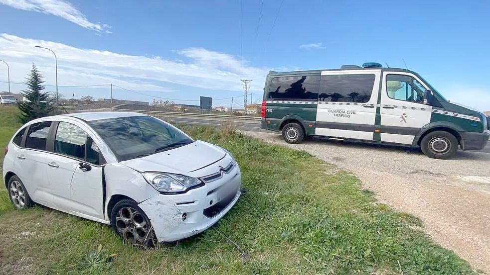 Mit einem weißen Kleinwagen fuhr ein 89-Jähriger die Radfahrer von hinten um. Foto: B.Ramon/Diario de Mallorca“ /dpa