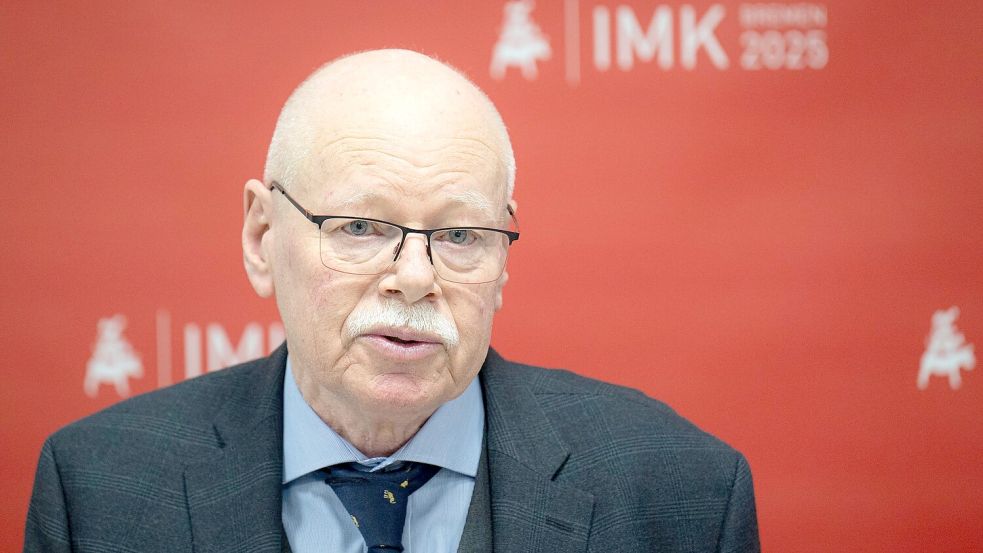 Ulrich Mäurer (SPD), Innensenator von Bremen, berichtet über die Ergebnisse einer Sonder-Videokonferenz der Innenminister von Bund und Ländern zu der Gewalttat in Aschaffenburg. Foto: Sina Schuldt/dpa