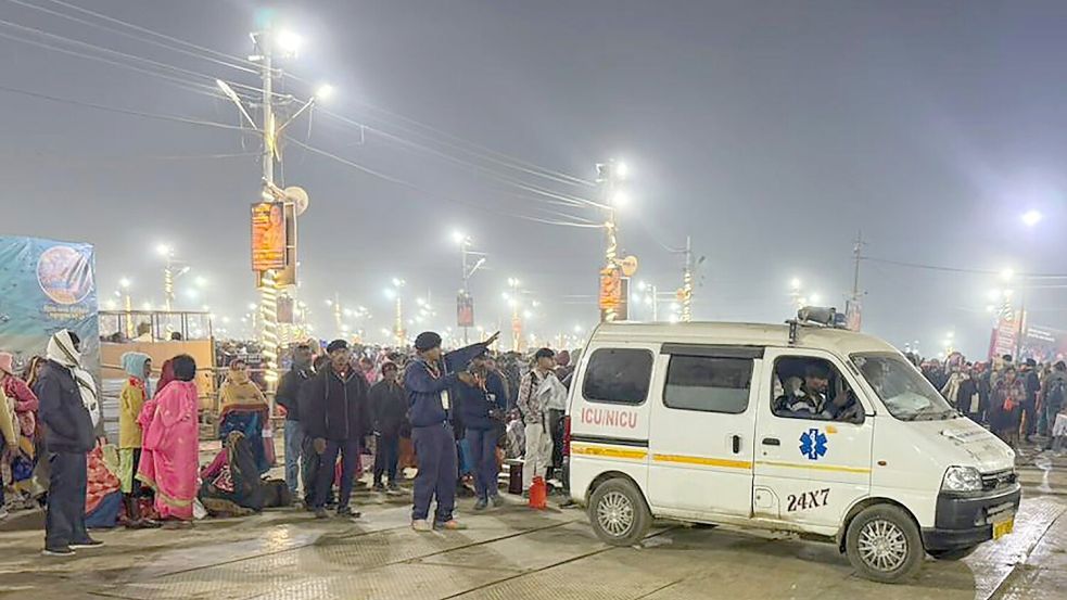 Ein Krankenwagen verlässt den Ort einer Massenpanik beim weltgrößten Pilgerfest in Indien. (Foto aktuell) Foto: Rajesh Kumar Singh/AP/dpa