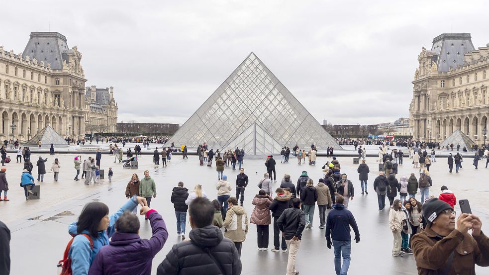 Grenzenlos wie die Perspektive, die sich zwischen seinen Gebäudeflügeln öffnet: der Pariser Louvre. Foto: IMAGO/IP3press