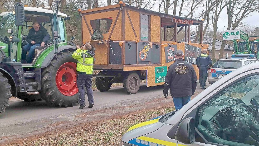 Damit während der Kontrolle am Umzugstag, so wie hier 2024, nicht das böse Erwachen kommt, bietet sich für die Fahrer der Umzugsgespanne eine Teilnahme an der Infoveranstaltung der KVG an. Foto: Wilken