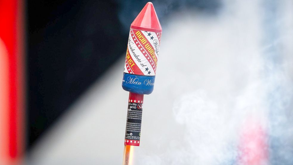 Die brennende Rakete beschädigte in der Wohnung Möbel, verletzt wurde niemand. (Symbolbild) Foto: Soeren Stache/dpa