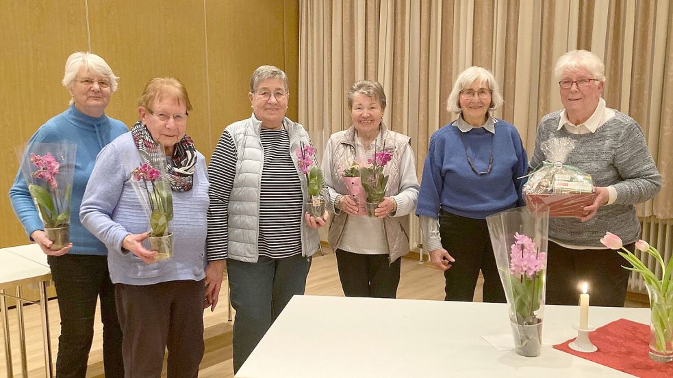 Die Kirchenchor-Mitglieder in Ihrhove von links: Else Krämer Tebbens, Karla Loger, Tea Weßling, Martha Penning, Lini Tews, Trude Weber, Paula Niemann. Es fehlte Evert Bruns. Foto: Privat