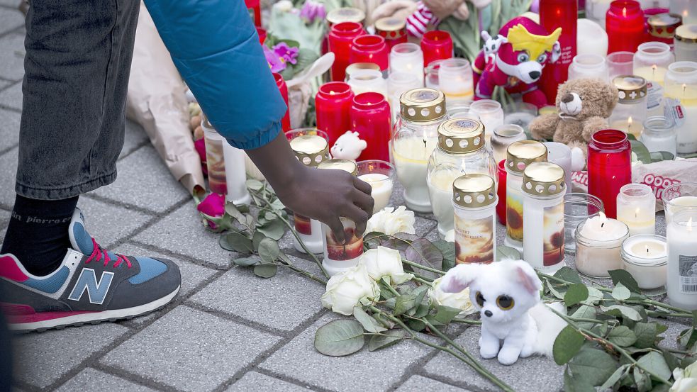 Ein zwei Jahre alter Junge und ein 41 Jahre alter Passant waren bei der Messerattacke in Aschaffenburg gestorben. Foto: dpa/Daniel Vogl