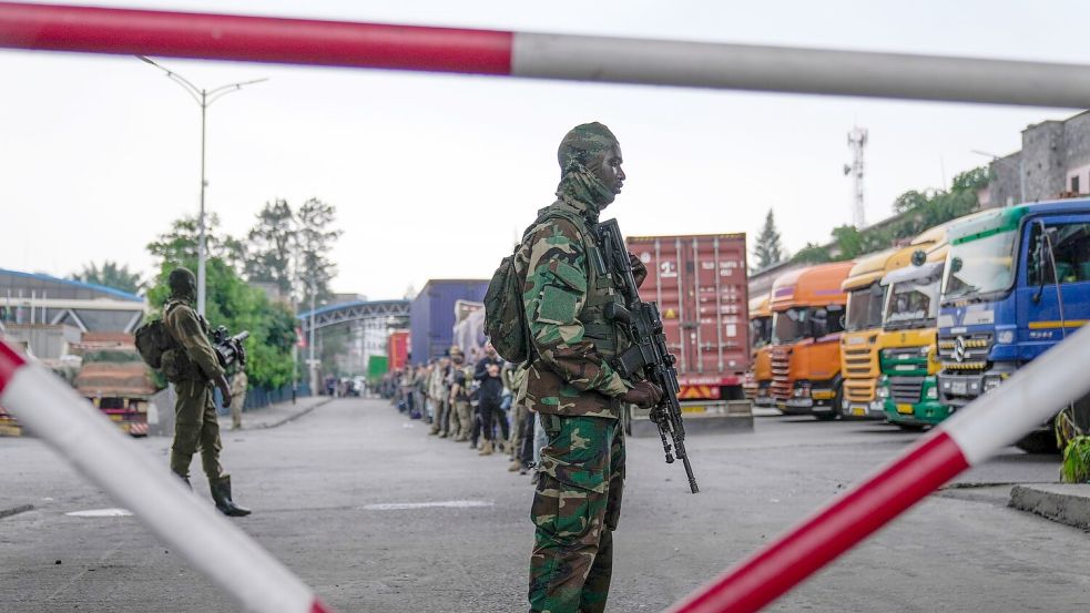 M23-Rebellen lassen rumänische Söldner aus dem Kongo nach Gisenyi im Ruanda ziehen. Foto: Brian Inganga/AP/dpa