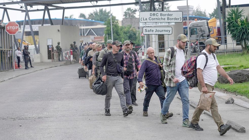 Rumänische Söldner werden am Grenzübergang Gisenyi zwischen Kongo und Ruanda freigelassen. Foto: Brian Inganga/AP/dpa