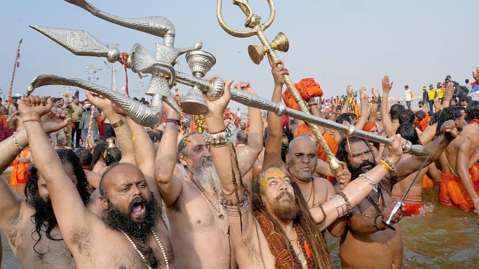 Im Zentrum des sechswöchigen Festivals stehen rituelle Waschungen an der Stelle, wo sich der Ganges und der Yamuna mit dem nur in der Mythologie existierenden Strom Saraswati vereinigen. Foto: Deepak Sharma/AP/dpa