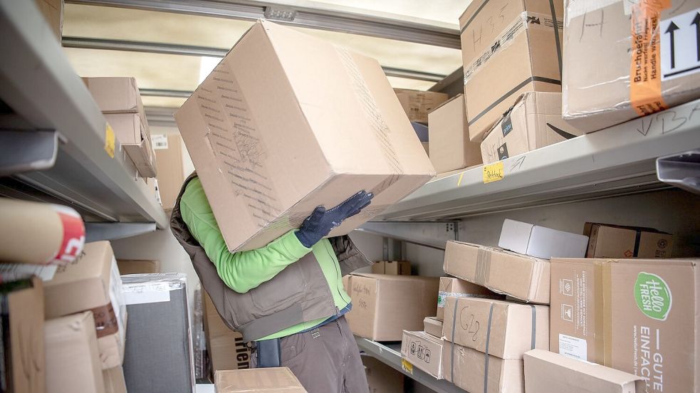 Mehrere Milliarden Pakete gelangten 2024 über Onlineplattformen in die EU gelangt. Die Bundesregierung will geltendes Recht nun besser durchsetzen. (Symbolbild) Foto: Sina Schuldt/dpa