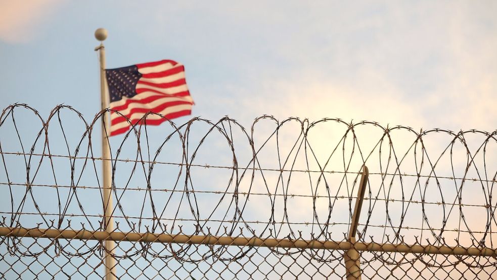 Es gibt zwar bereits seit Jahrzehnten eine kaum bekannte Einrichtung in Guantánamo Bay auf Kuba, in der Migranten festgehalten werden, die zum Beispiel versuchen, ohne Einreiseerlaubnis auf dem Seeweg in die USA zu kommen. Laut US-Medien war dort in vergangenen Jahren aber nur eine verschwindend geringe Zahl von Menschen untergebracht. Foto: Maren Hennemuth/dpa