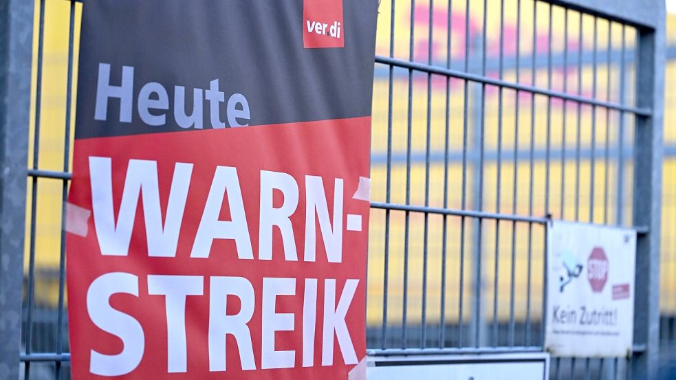 Ein Verdi-Plakat an einem Eingangstor eines DHL-Standorts - auch am Donnerstag sind vielerorts solche Hinweise zu sehen. Foto: Wolf von Dewitz/dpa