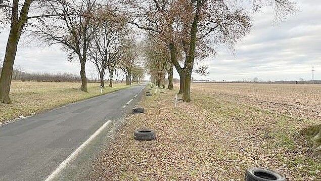 In einigen Metern Abstand liegen Autoreifen entlang einer Straße in der Gemeinde Breddenberg. Polizeiinspektion Emsland/Grafschaft Bentheim