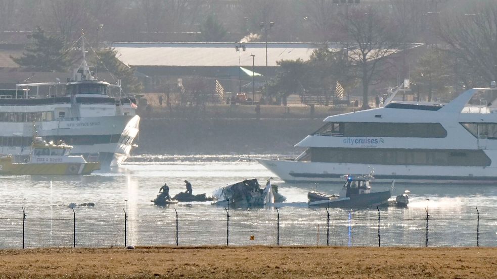 Such- und Bergungskräfte arbeiten auf dem Potomac. Foto: Mark Schiefelbein/AP/dpa