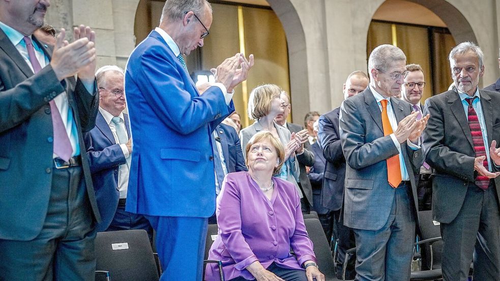 Das Verhältnis von Merkel und Merz gilt als belastet. (Archivbild) Foto: Kay Nietfeld/dpa