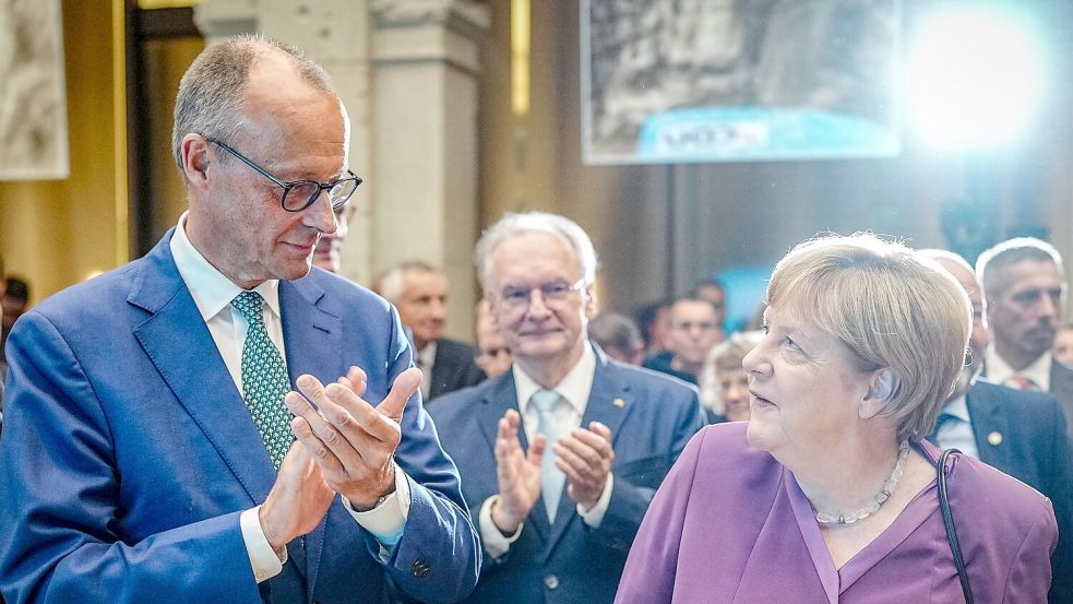 Ex-Kanzlerin Merkel distanziert sich mitten im Wahlkampf von Merz. (Archivbild) Foto: Kay Nietfeld/dpa