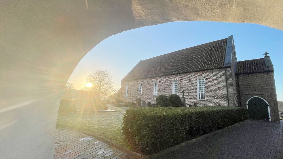 Zur Zeit von Karl dem Großen gab es auch den Ort Rhaude schon. Die Steinkirche wurde allerdings erst im 14. Jahrhundert gebaut. Foto: Hellmers