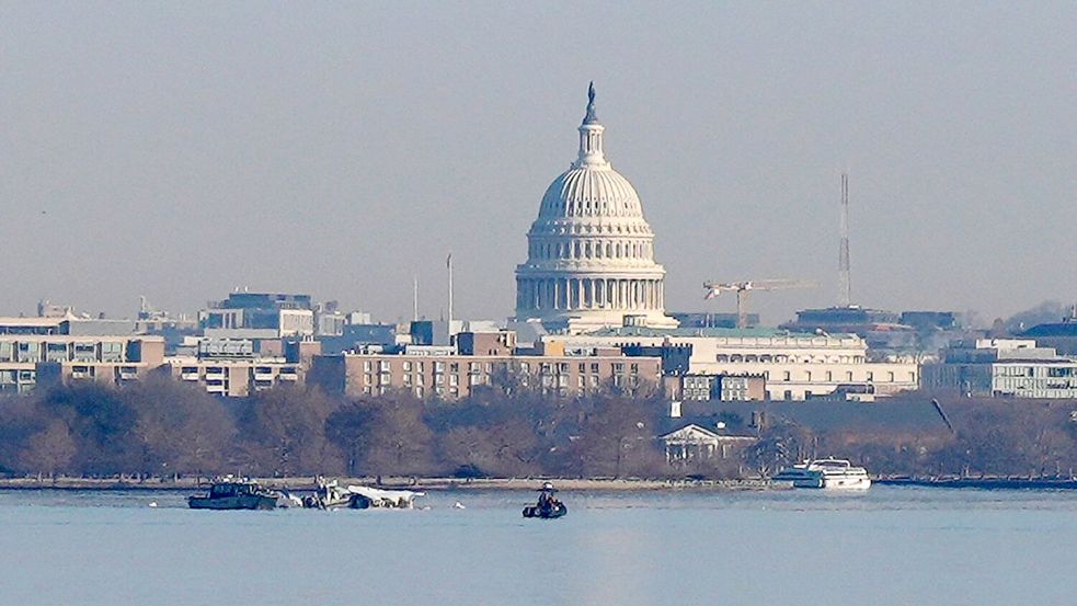 Am Morgen nach dem Absturz suchen Helfer nach Überlebenden und Toten in Washington. Foto: Carolyn Kaster/AP/dpa